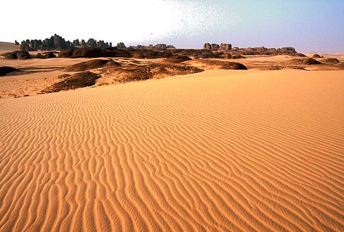 Un'enorme distesa desertica..